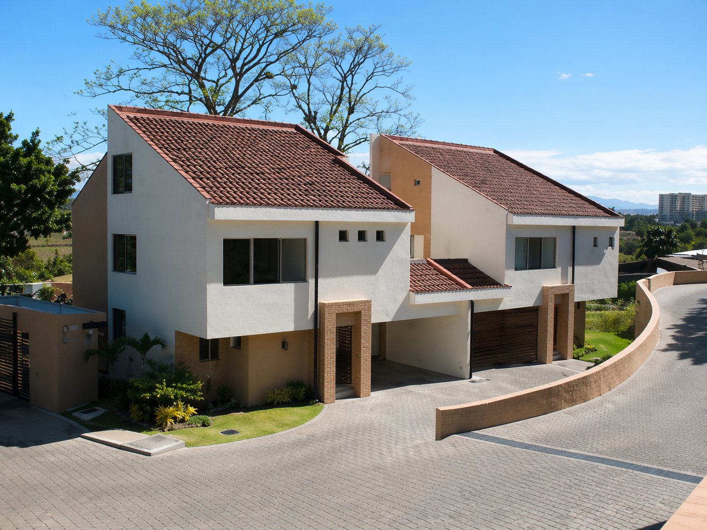 Casa de Tres Niveles en Condominio El Higuerón — foto 1